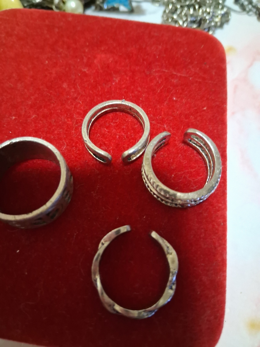 Source Unknown Silver-Tone Women's Ring Set on Red